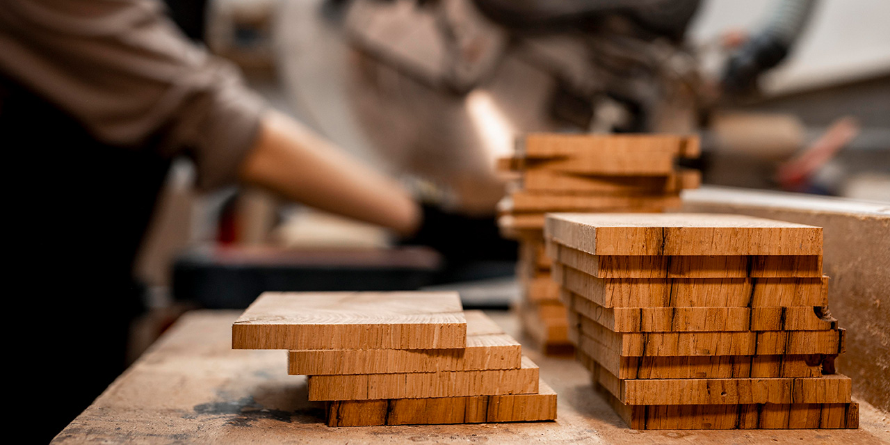 Schreiner sägt Eichenbretter zu