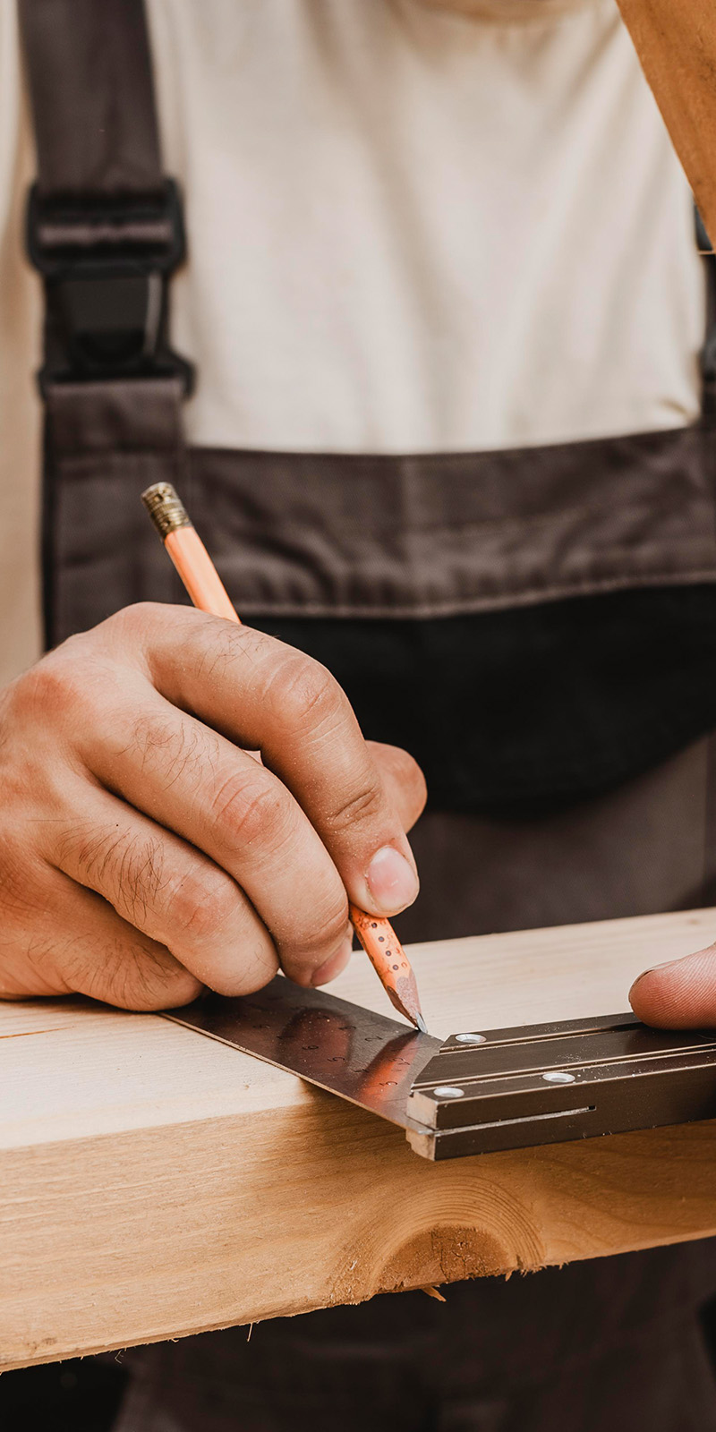 Gewerblicher Innenausbau, Schreiner zeichnet Maße an